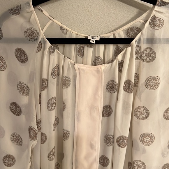 Aritzia size Medium blouse. Beautiful and flowy. In great condition. - Picture 3 of 3